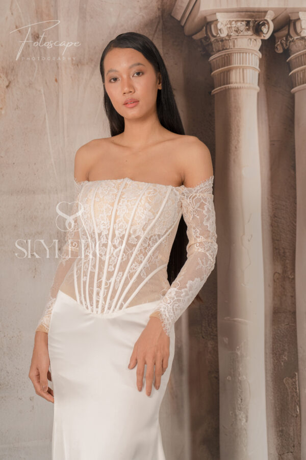 Wedding dress with laces